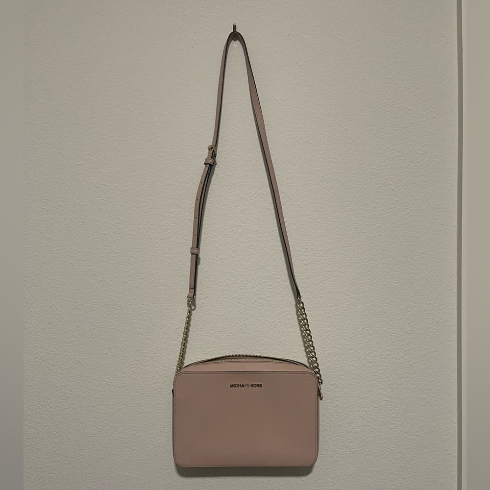 Michael Kors crossbody bag light pink 
Gently used